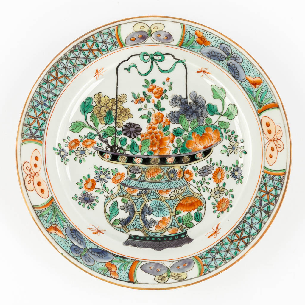 A Chinese Famille Verte plate, Kangxi period. Added a Samson plate. (H:5,5 x D:38 cm)