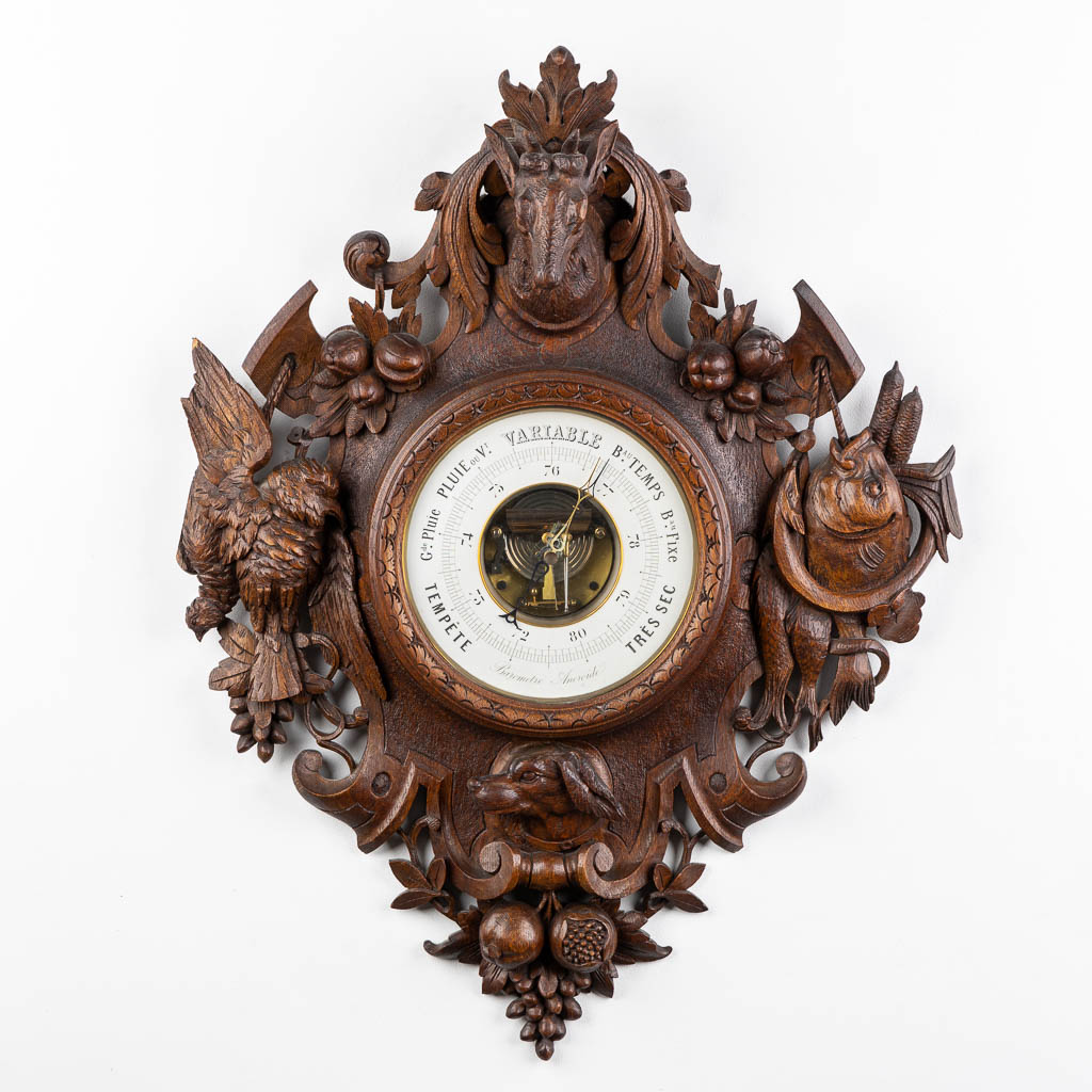 Een houtgesculpteerde 'Zwarte Woud' barometer, circa 1900. (W:64 x H:82 cm)