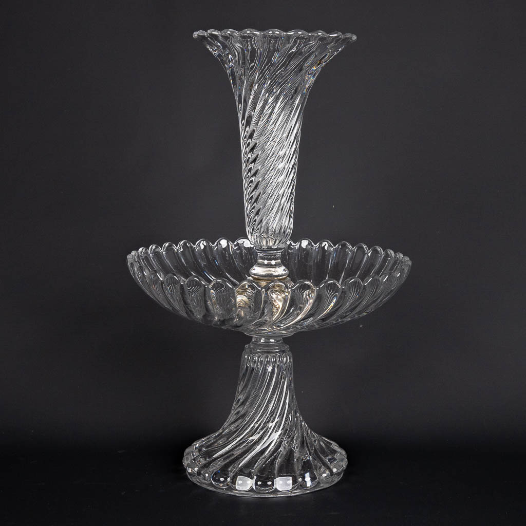 Baccarat, een kristallen tafel middenstuk met trompetvaas. (H:41 x D:26 cm)