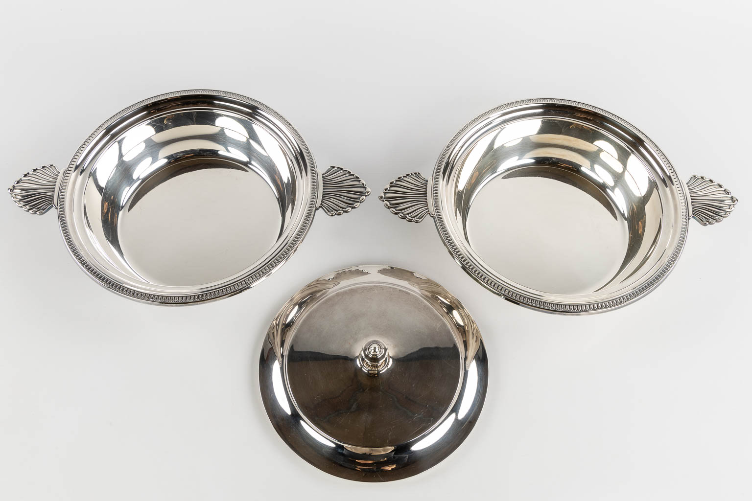 Wiskemann, a silver-plated coffee and tea service, addded are two serving bowls. (L:35,5 x W:57 cm)