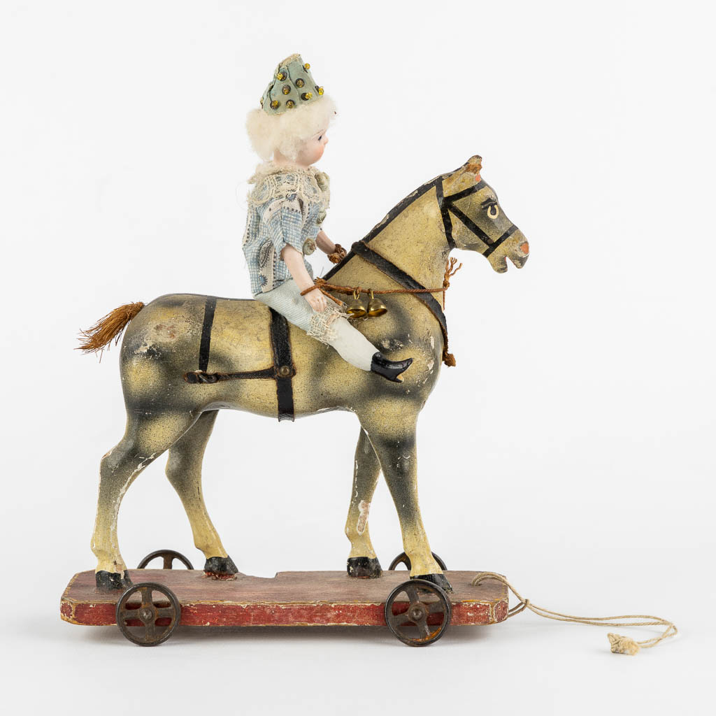 Kinderspeelgoed, een figuur van een Mignonette op een paard, bijgevoegd een Lama. (H:22 cm)