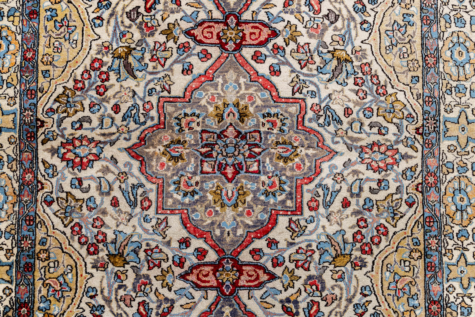 A Persian hand-made carpet, Sarough/Sarouk. (L:210 x W:139 cm)