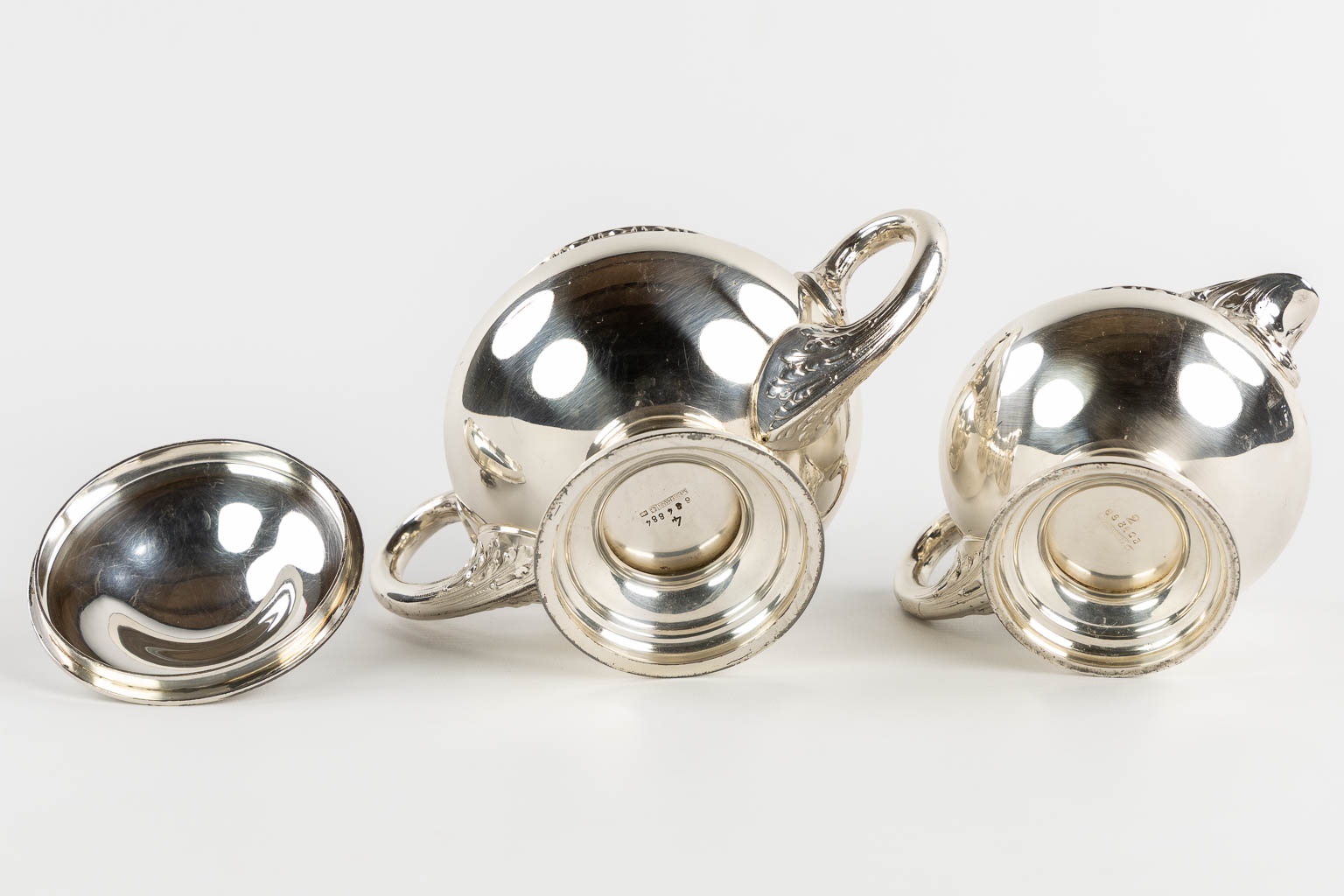 Wiskemann, a silver-plated coffee and tea service, addded are two serving bowls. (L:35,5 x W:57 cm)