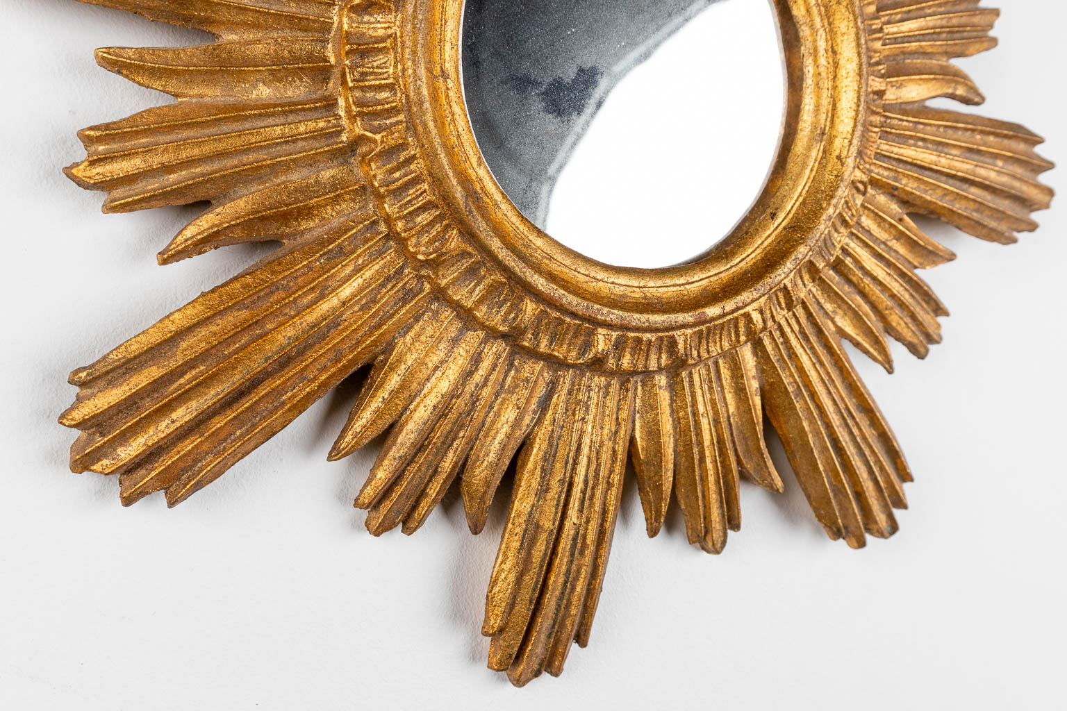 A mid-century sunburst mirror, with a flat mirror. (D:46 cm)