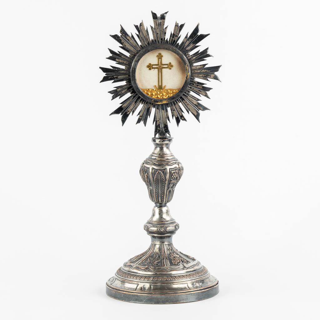 A small sunburst monstrance with a relic of the True Cross. (H:30,5 x D:12,5 cm)