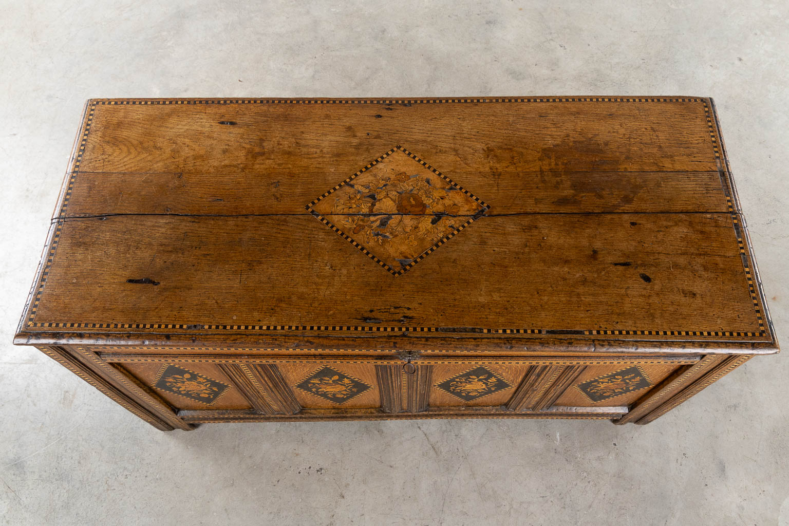 An antique chest with floral marquetry inlay, 18th C. (L:53 x W:124 x H:64 cm)