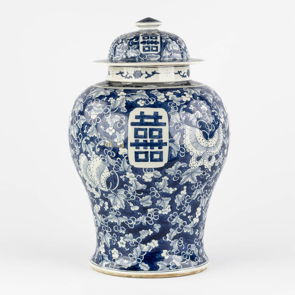 Een Chinese balustervaas met blauw-wit decor van prunus en dubbele Xi. 19de/20ste eeuw. (H:42 x D:26 cm)