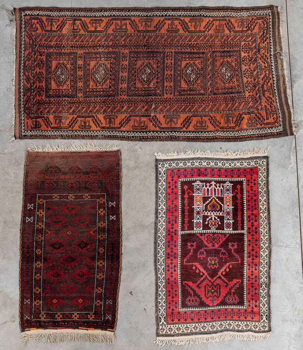 Een collectie van 3 Oosterse, handgeknoopte tapijten. Kazak & Afghan. (L:207 x W:107 cm)