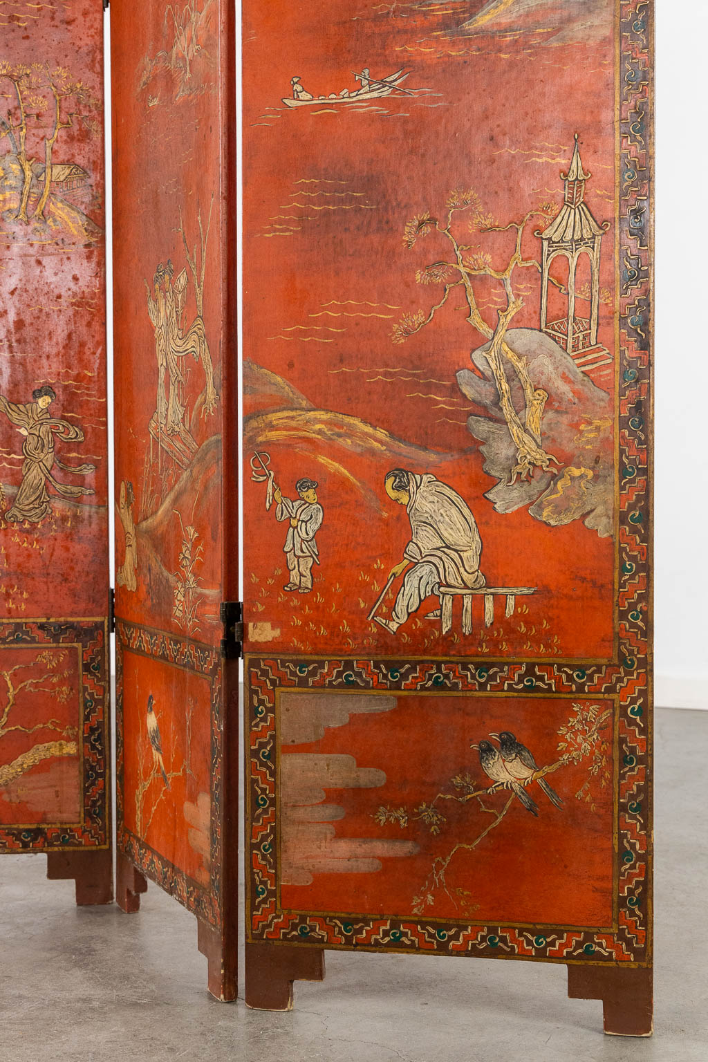 A 5-piece Chinese room divider with a hand-painted landscape decor. Circa 1920. (W:180 x H:143 cm)