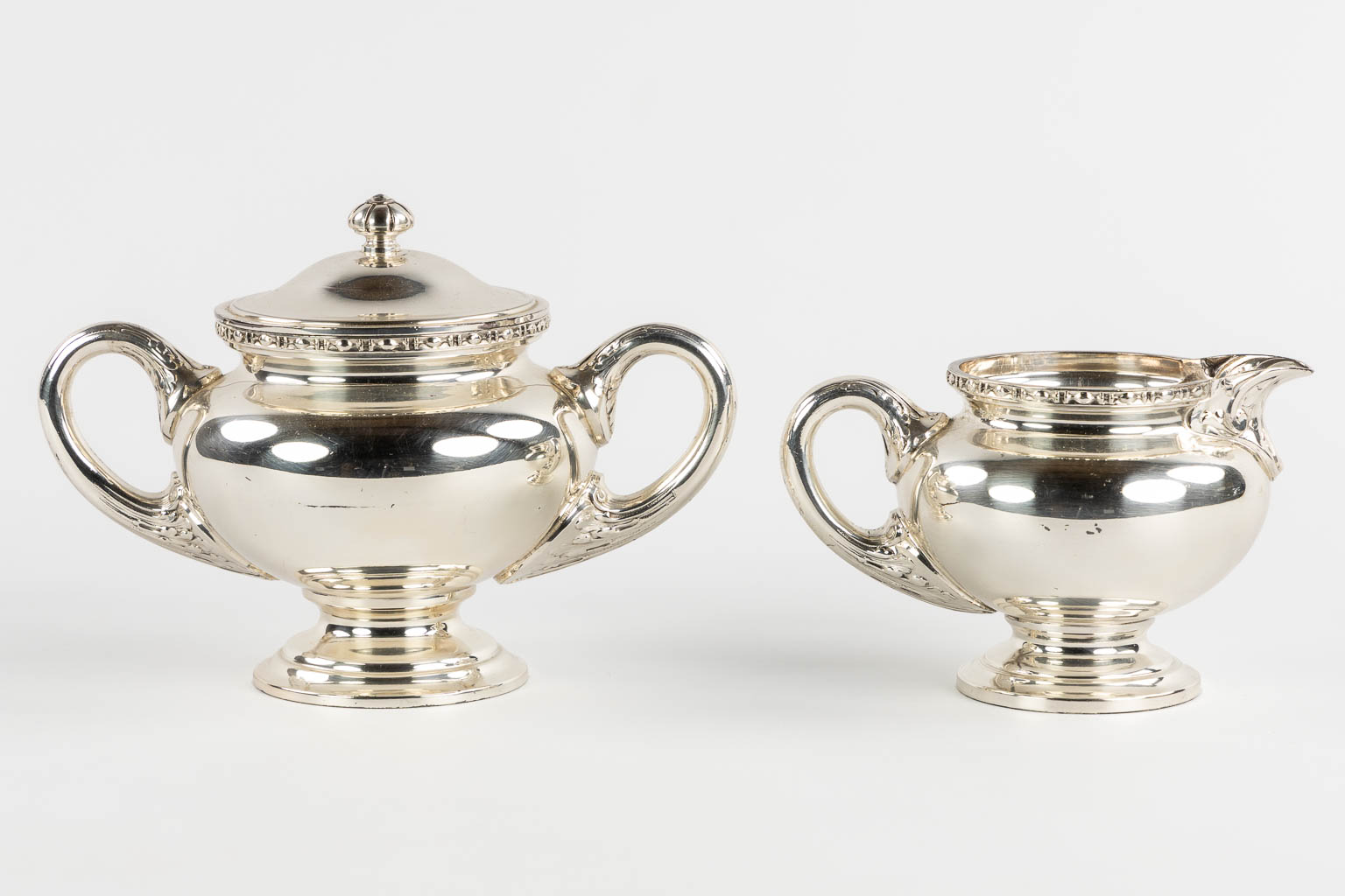 Wiskemann, a silver-plated coffee and tea service, addded are two serving bowls. (L:35,5 x W:57 cm)