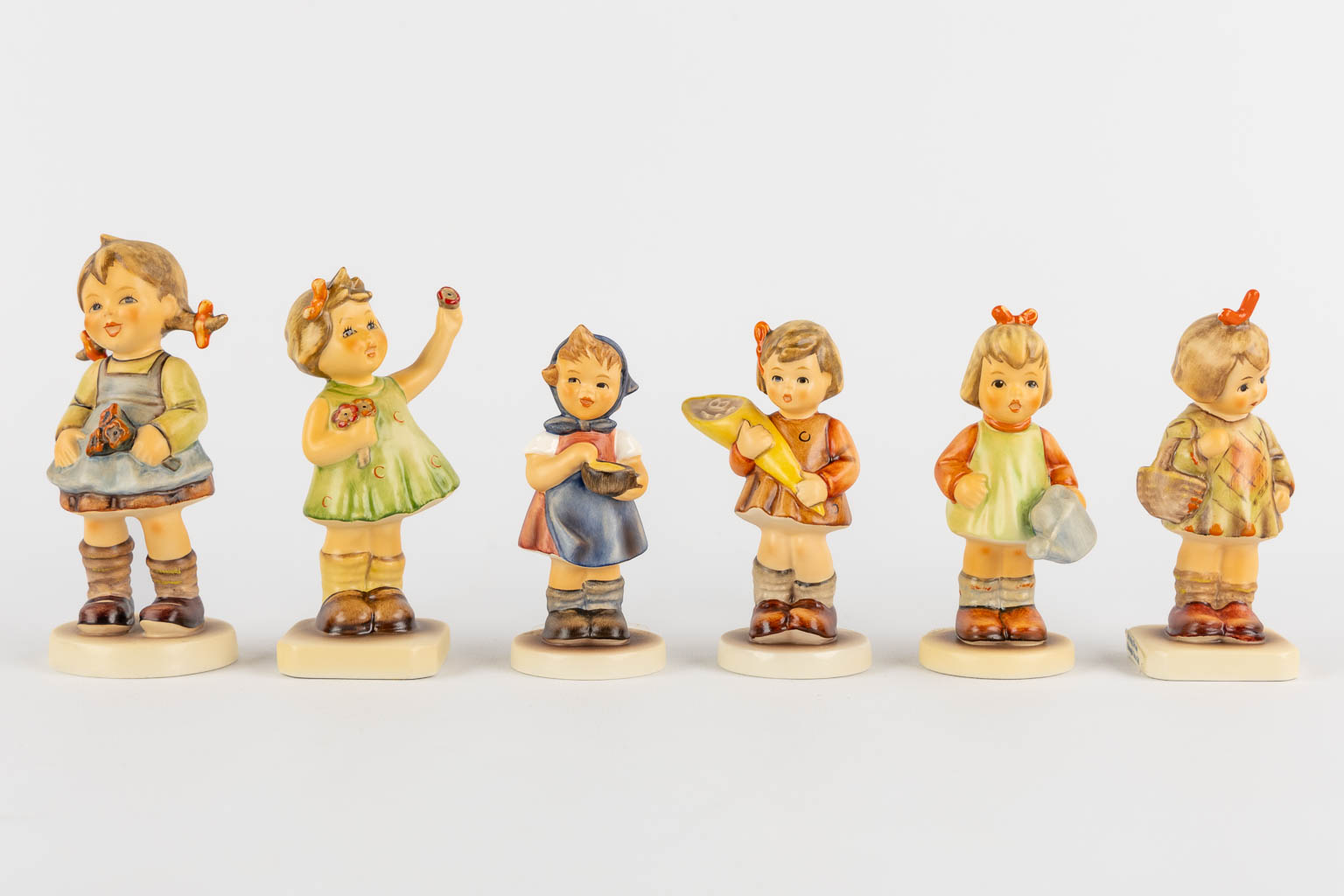 Hummel, a collection of 20 figurines, one made of glass. Added a catalog. (H:17 cm)