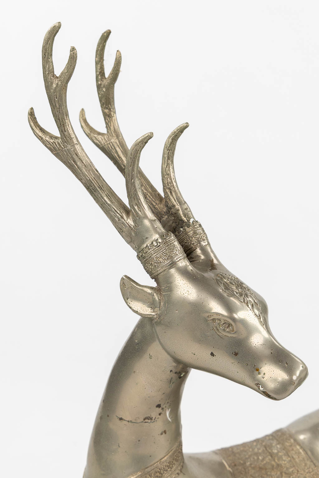 A pair of resting Temple Deer, silver-plated bronze. Circa 1970. (L:22 x W:51 x H:51 cm)