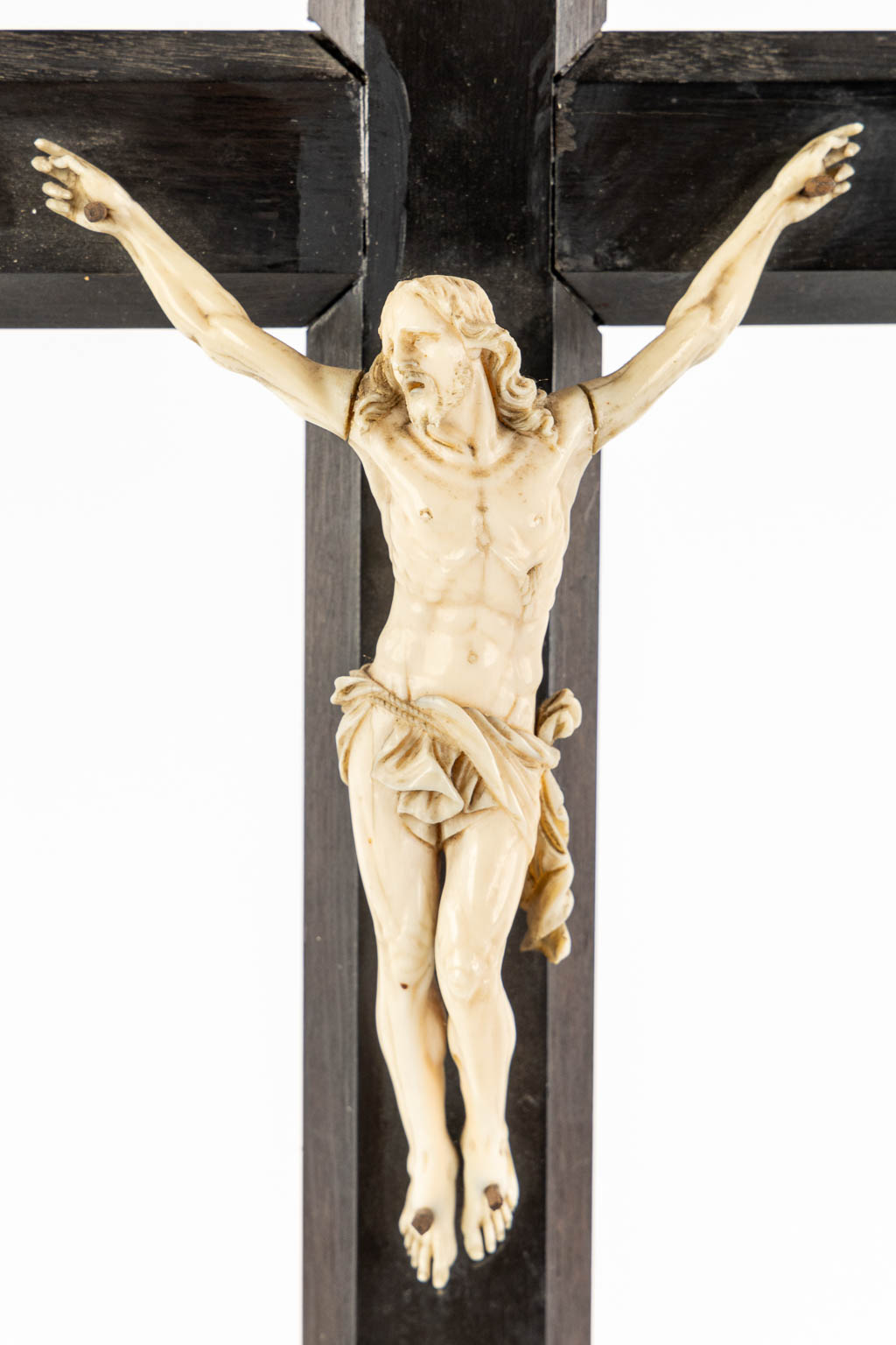 An antique Corpus Christi mounted on an ebonised wood crucifix, Ivory sculpture, 19th C. (L:9,5 x W:22,5 x H:52,5 cm)