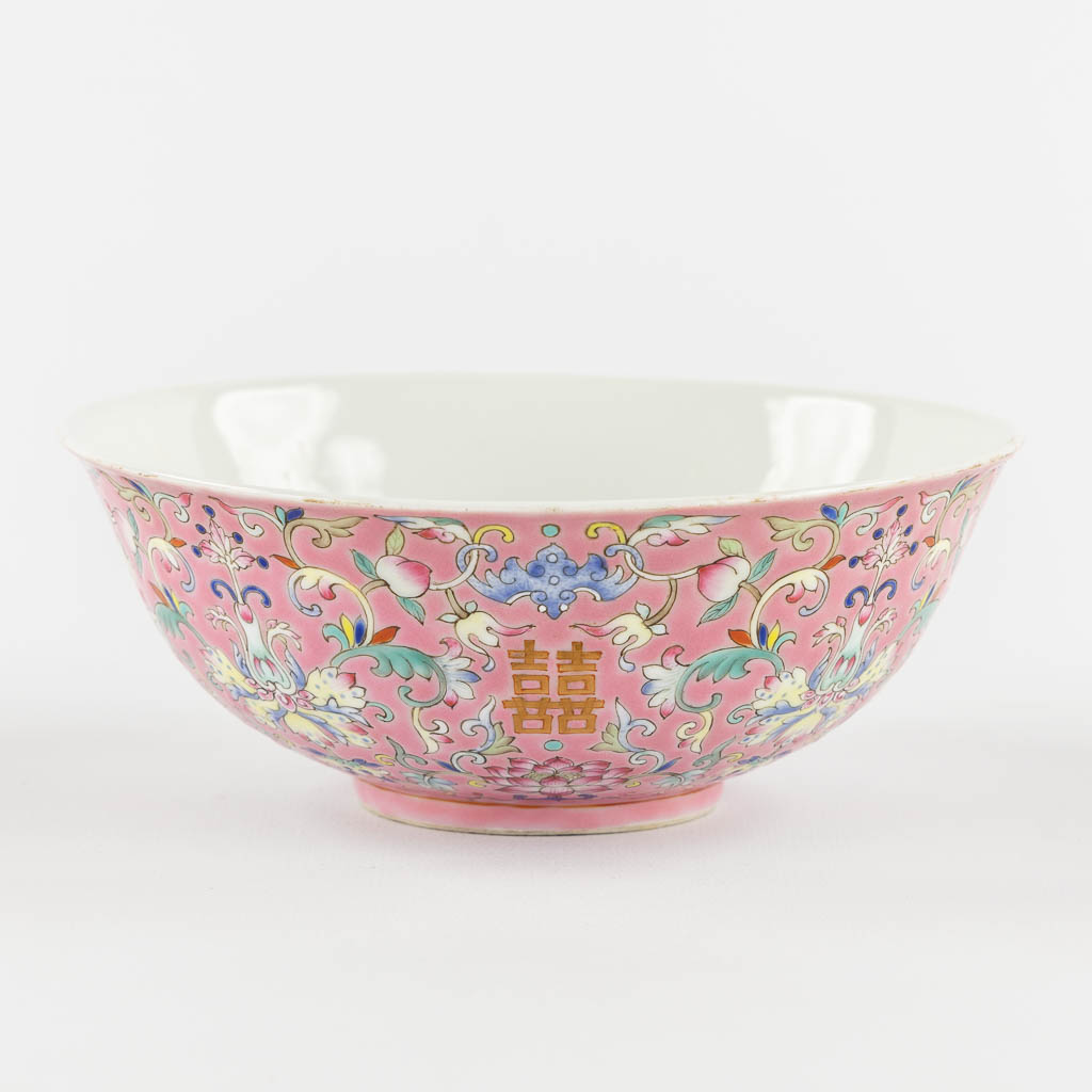 A Chinese Famille Rose bowl decorated with peaches, Daoguang mark. (H:6 x D:16,5 cm)