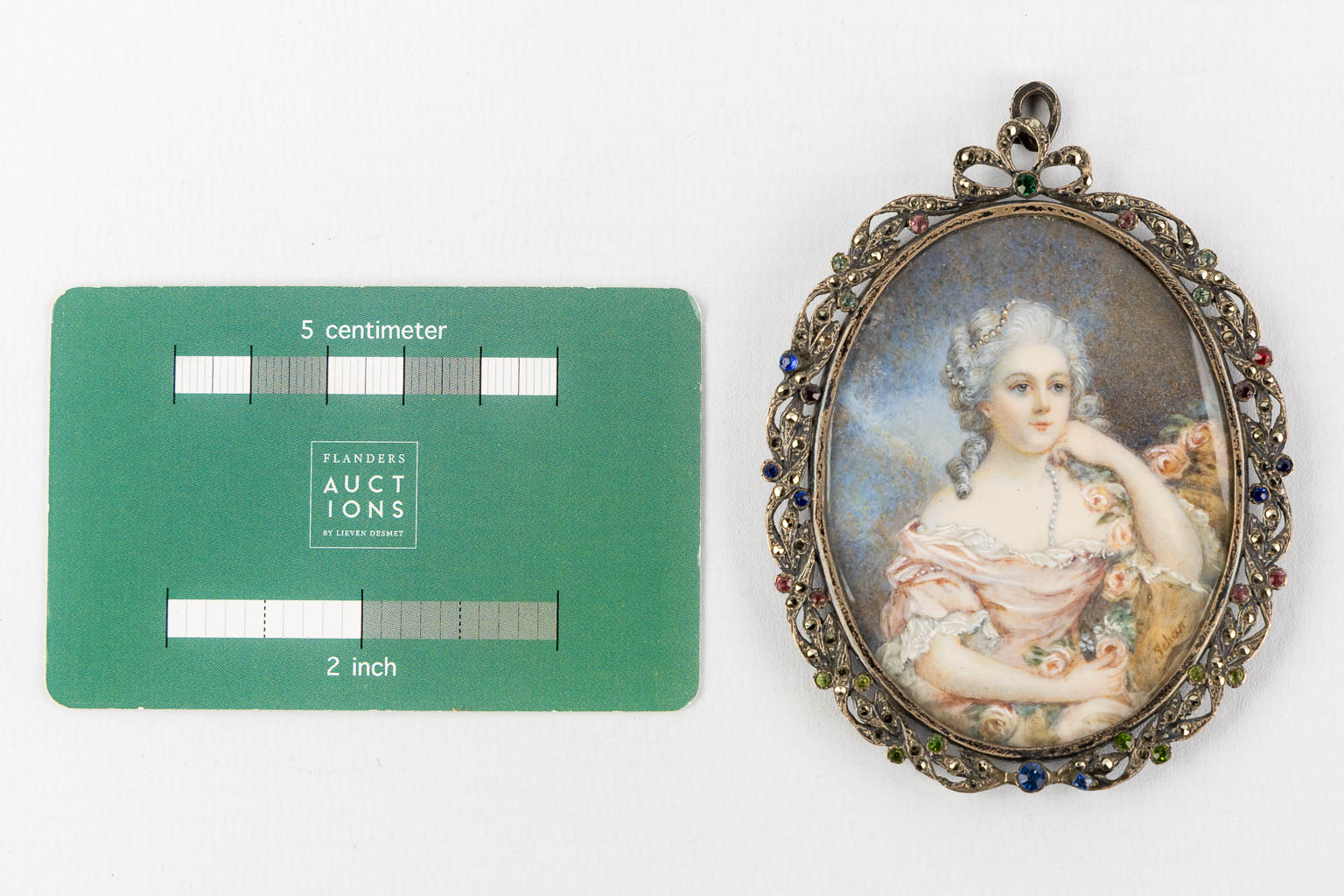 A pendant with a minature painting of a lady, signed Jehan. Silver. (W:6,8 x H:8,7 cm)