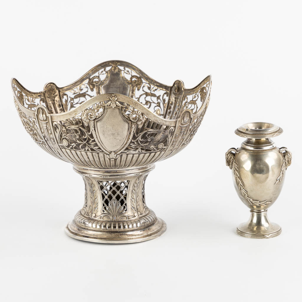 A silver vase and ajoured bowl, gross weight: 505g. (H:17 x D:22 cm)