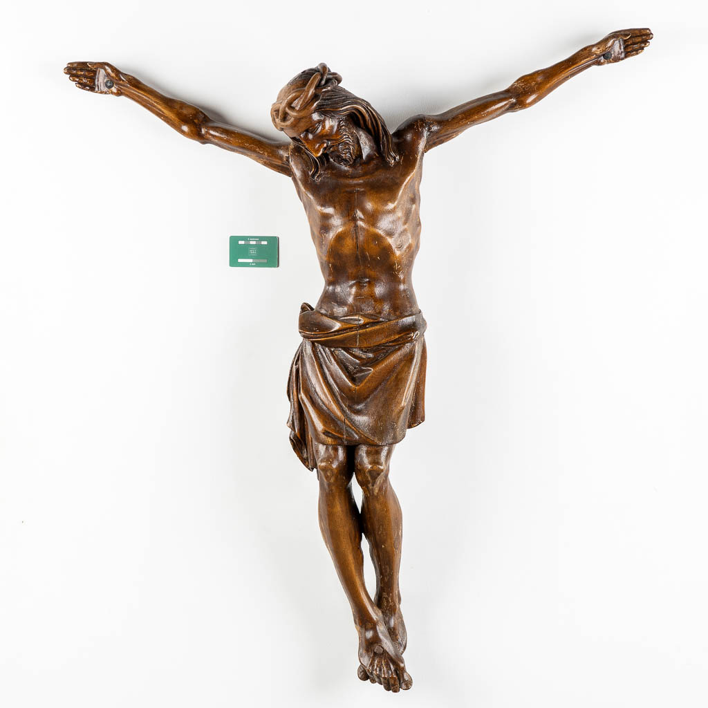 Een grote, houtgesculpteerde Corpus Christi, 19de eeuw. (W:102 x H:115 cm)