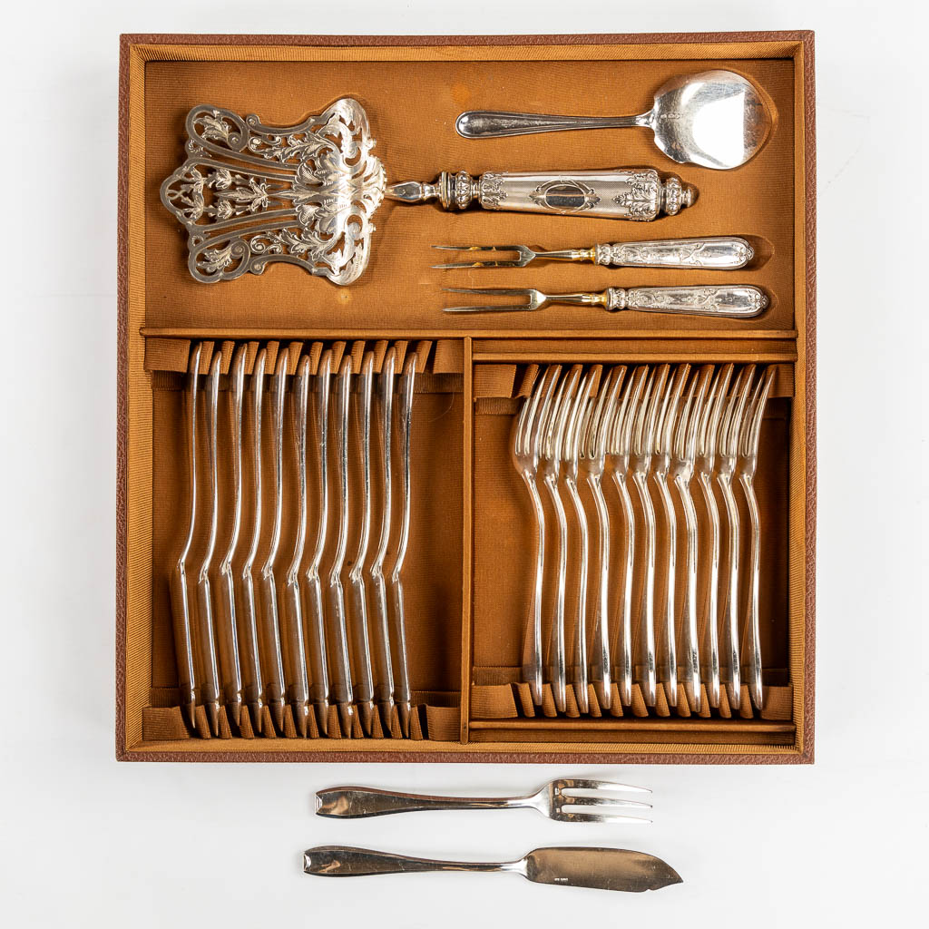 Bruno Wiskemann, a 152-piece large silver-plated cutlery. Added are some silver and silver-plated serving accessories. 