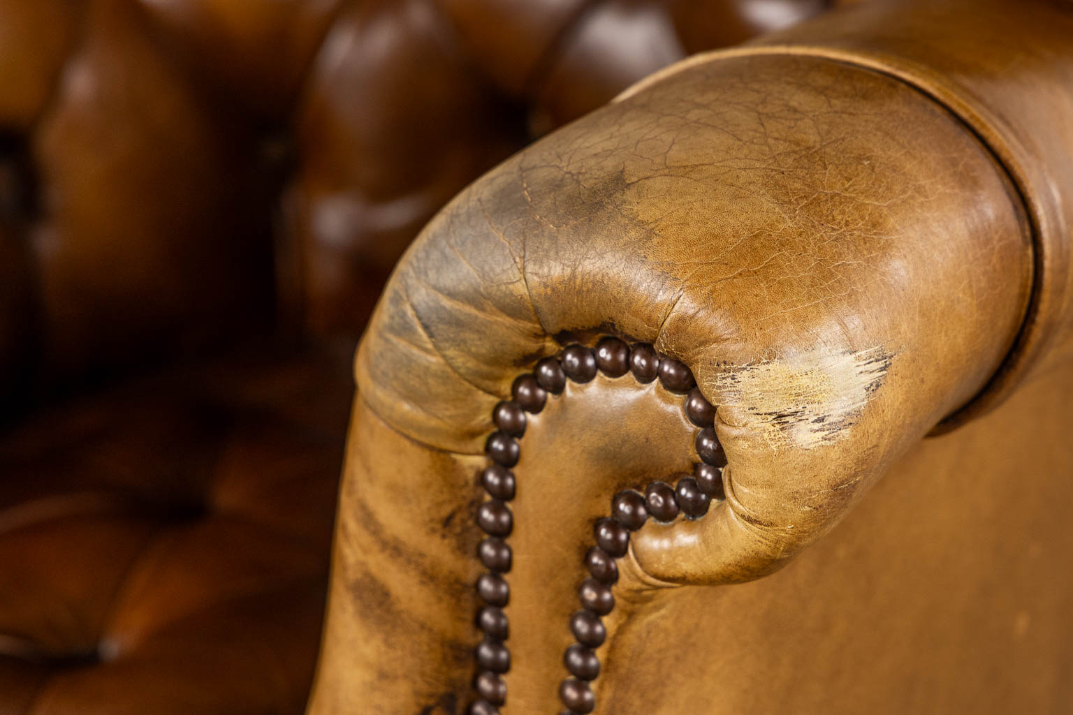 A Chesterfield style office chair, leather on a wood base. (L:70 x W:80 x H:115 cm)