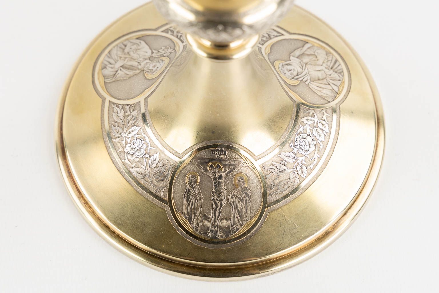 Honoré Leballeur, A vermeil chalice and paten in the original box. Gothic Revival, 1920. (H:19 x D:12,5 cm)