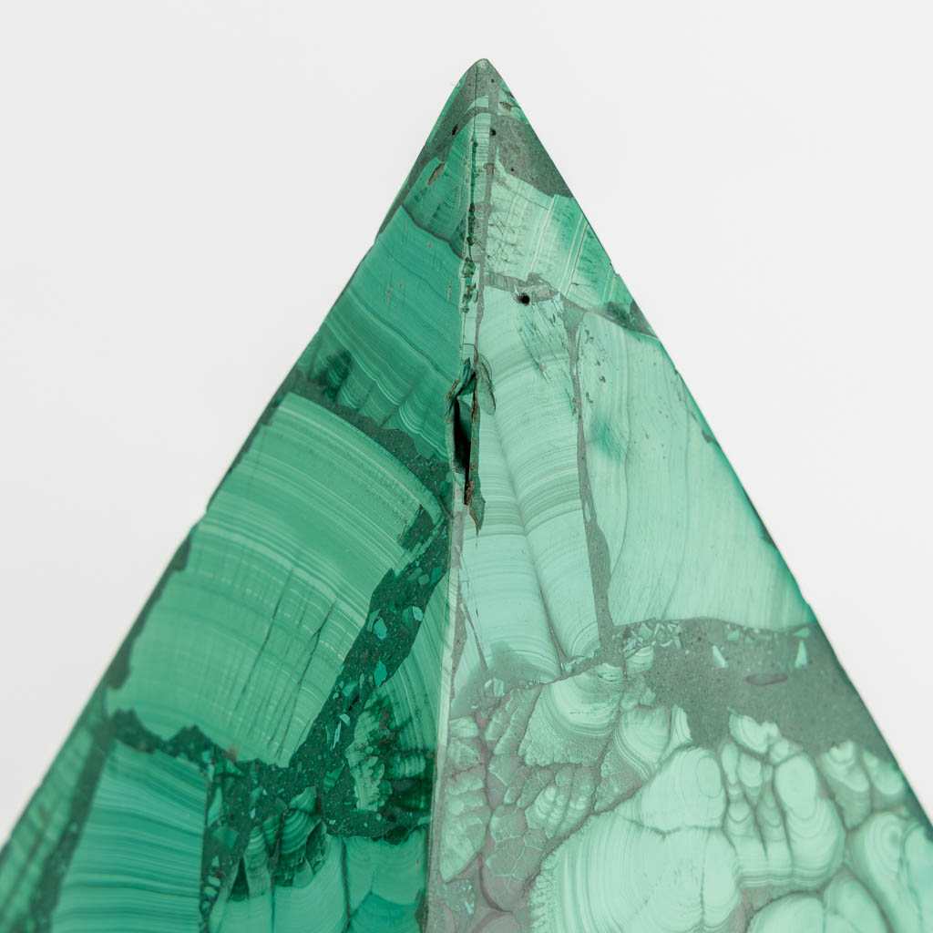 A pair of decorative Malachite pyramides. 20th C. (L:16 x W:16 x H:20,5 cm)