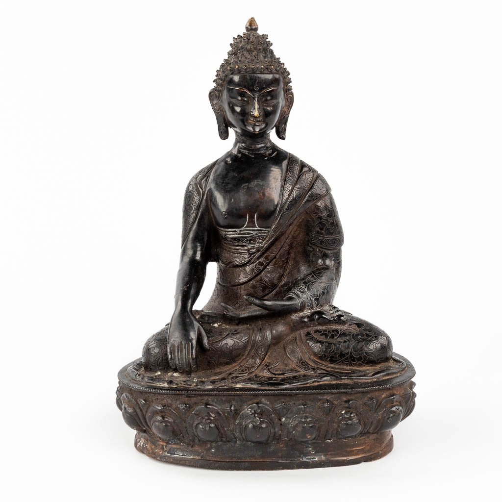 Mogelijk Verkeerd uitlaat Een Chinese boeddha Shakyamuni, gepatineerd brons. (L: 16 x W: 24 x H: 35  cm) | Flanders Auctions