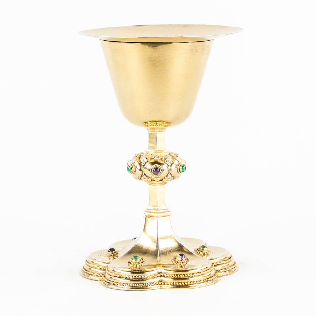 Blunt & Wray Ltd, a silver chalice with paten and spoon, Gothic Revival. London, 1923, 521g. 