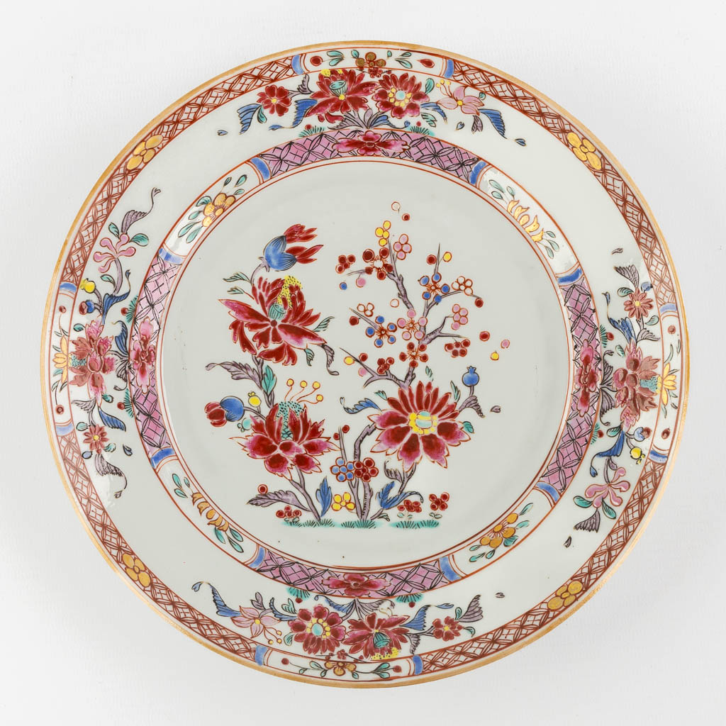 A pair of Chinese Famille Rose plates with a floral decor. (D:23 cm)