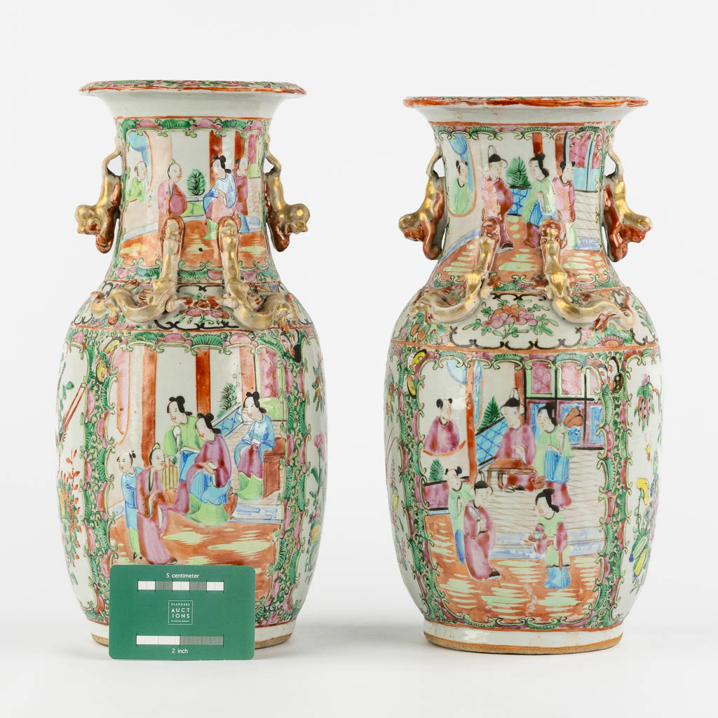 A pair of Chinese Canton vases, decorated with figurines and fauna/flora. (H:33 x D:16 cm)