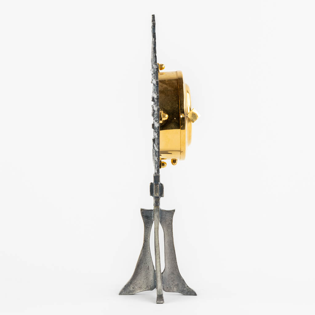 A modernist monstrance, metal, circa 1970. (W:17 x H:29 cm)