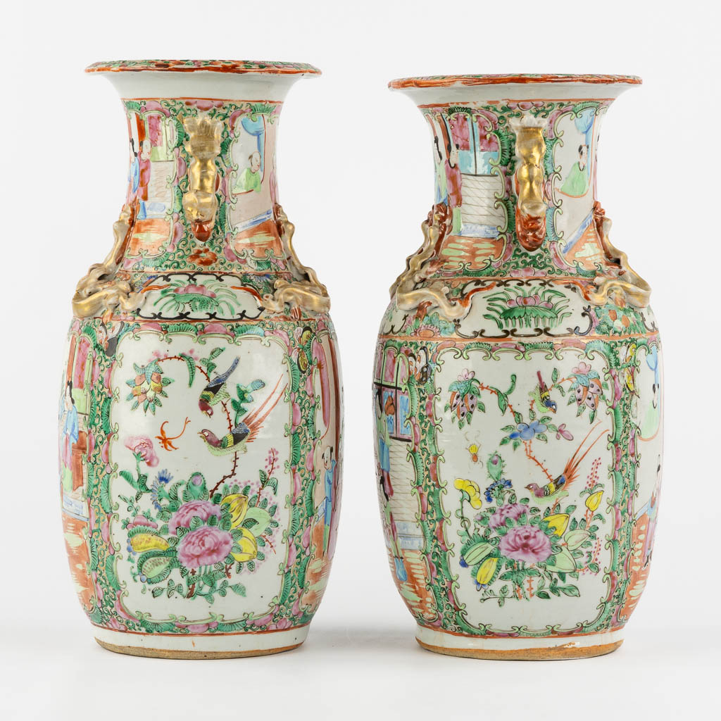 A pair of Chinese Canton vases, decorated with figurines and fauna/flora. (H:33 x D:16 cm)