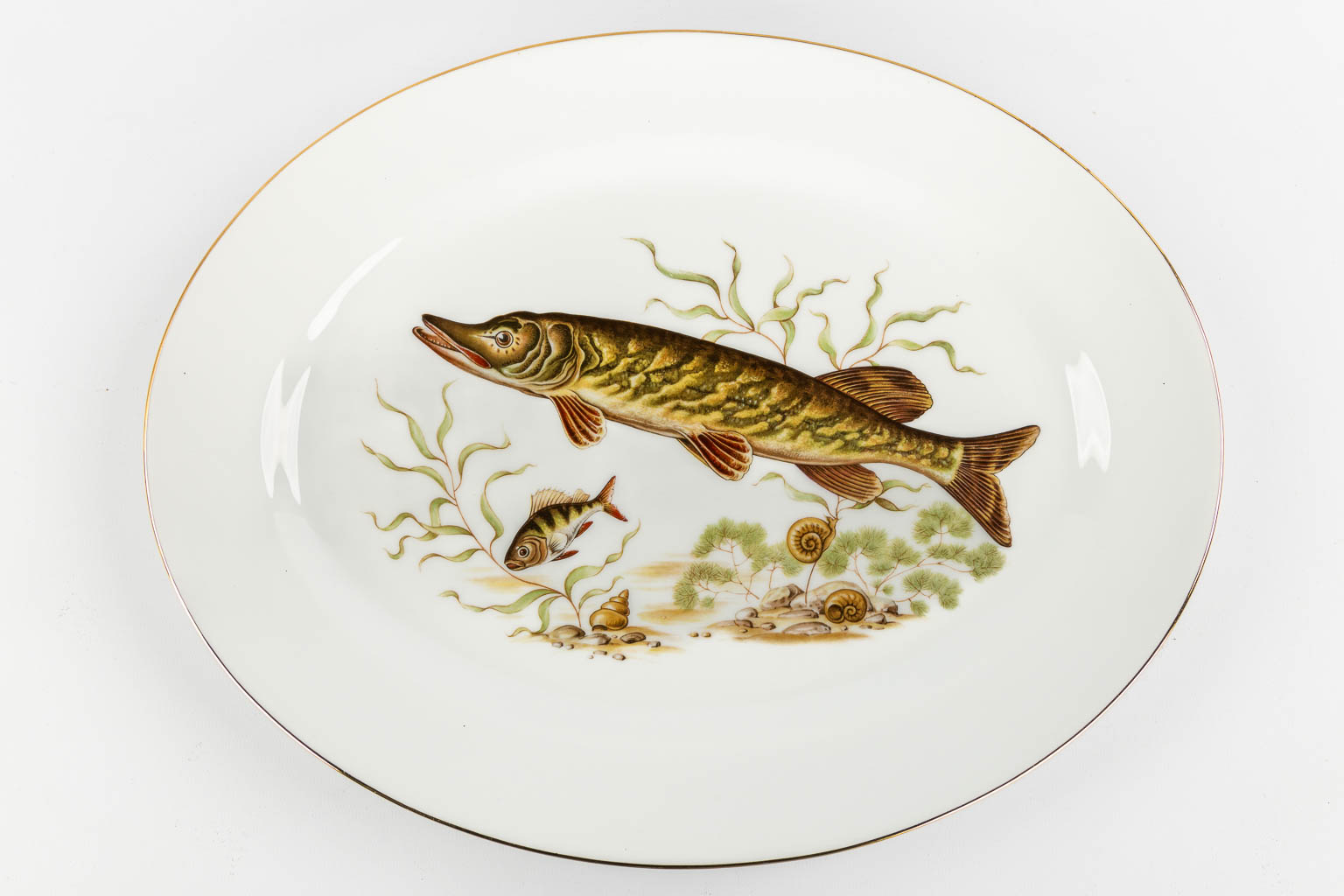 Limoges, a collection of fish-, cheese- and dinner plates. Porcelain. (L:31 x W:39 cm)