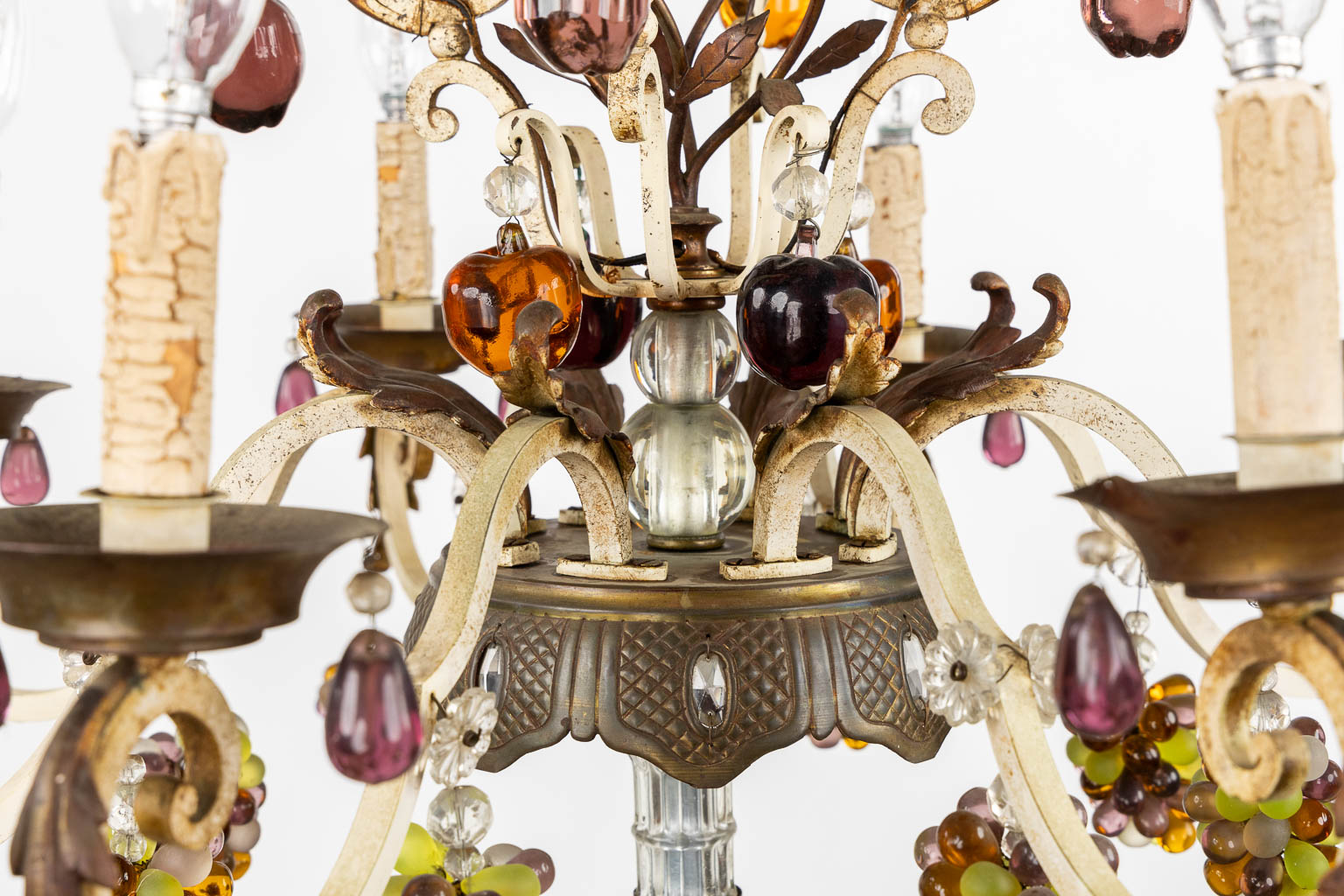 A decorative chandelier with coloured glass in the shape of fruits. (H:80 x D:75 cm)