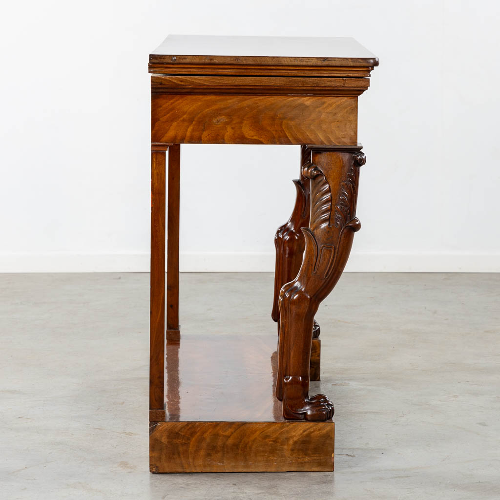 A sculptured mahogany console table with display cabinet, 19th C. (L:51 x W:135 x H:95 cm)