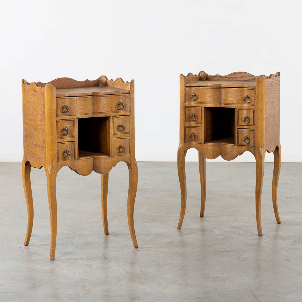 A decorative pair of oak nightstands or side tables. (L:34 x W:45 x H:80 cm)