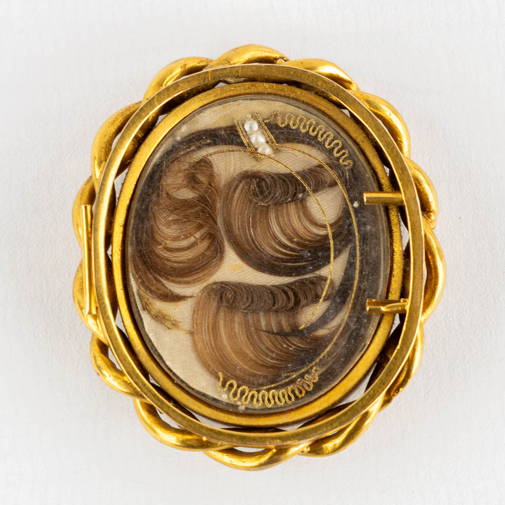 Three brooches with miniature portraits, 18kt and 14kt yellow gold. (H:5,2 cm)