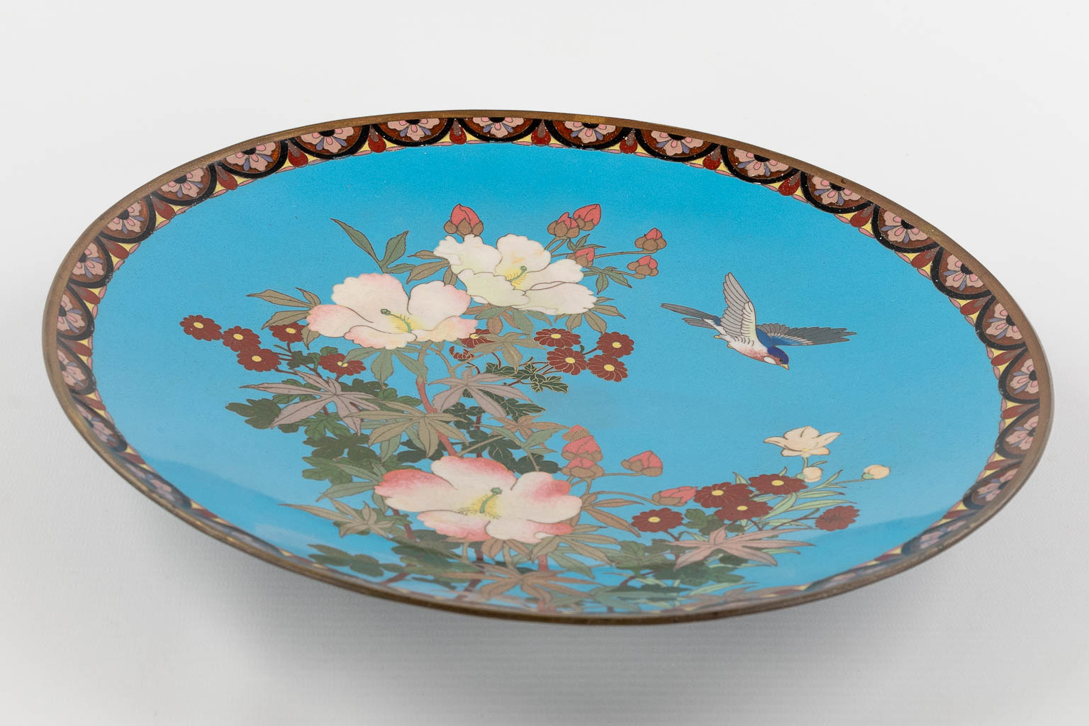 A large display plate, cloisonné enamel and decorated with birds and flowers. 20th C. (D: 30 cm)