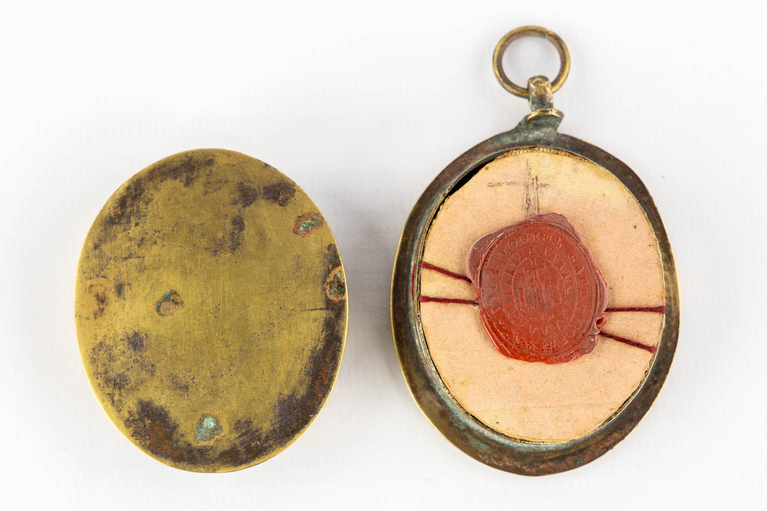 A sealed reliquary hanger with 3 relics, Ex Pascis, BMV, Saint John The Bapstist. (W:4,5 x H:6,5 cm)