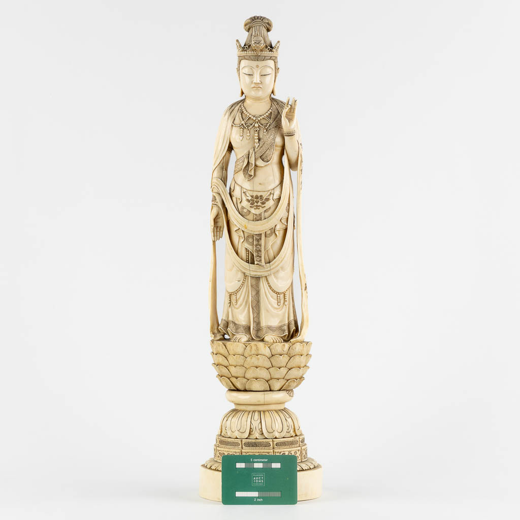 Een Japanse ivoorsculptuur van Guan-Yin, Meji periode. 4,135kg. (L:12 x W:14 x H:56 cm)