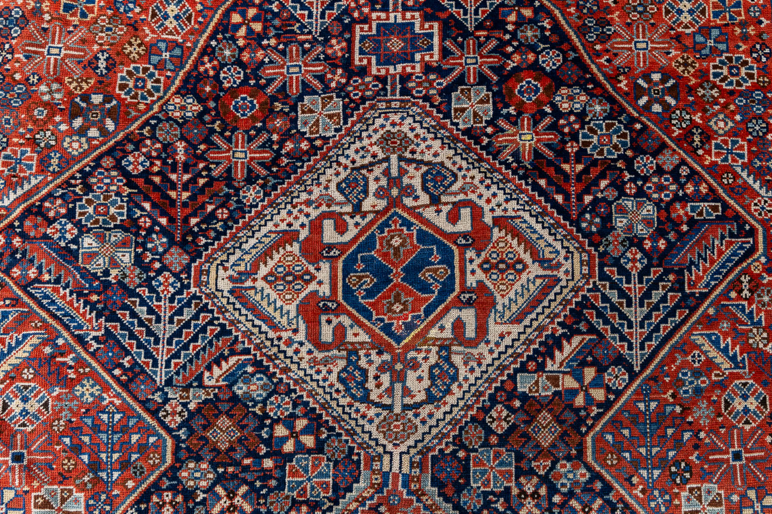 Een Oosters handgeknoopt tapijt, Antique Gashqai. (L:251 x W:154 cm)