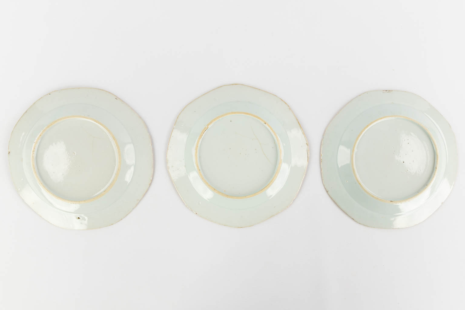 Twelve Chinese Famille Rose and Blue-white plates and bowls. 19th/20th C. (D:29 cm)