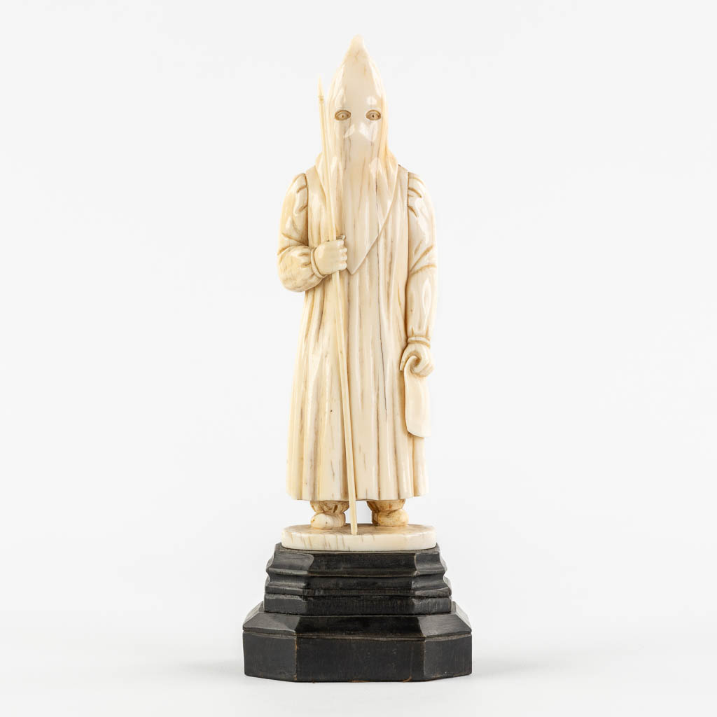 An antique Ivory sculptured figurine of a 'Pest Doctor', Probably Dieppe, France, 18th C. (L:3,5 x W:5,5 x H:18 cm)