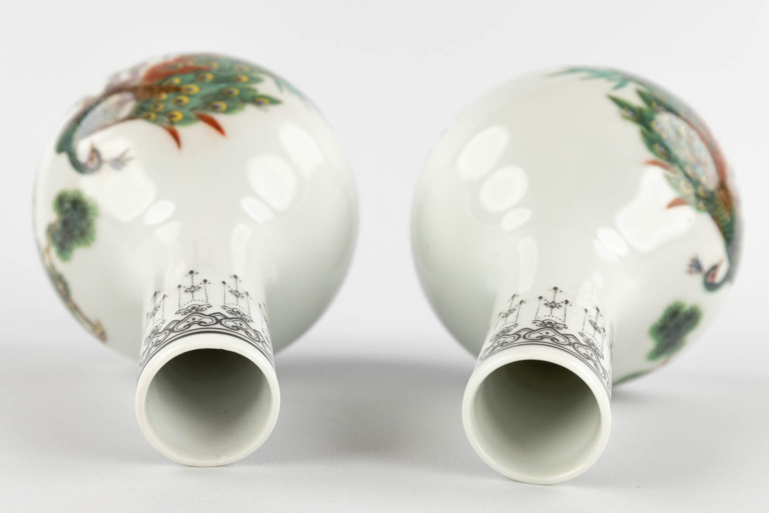 A pair of Chinese vases decorated with peacocks, 20th C. (H:19,5 x D:10,5 cm)