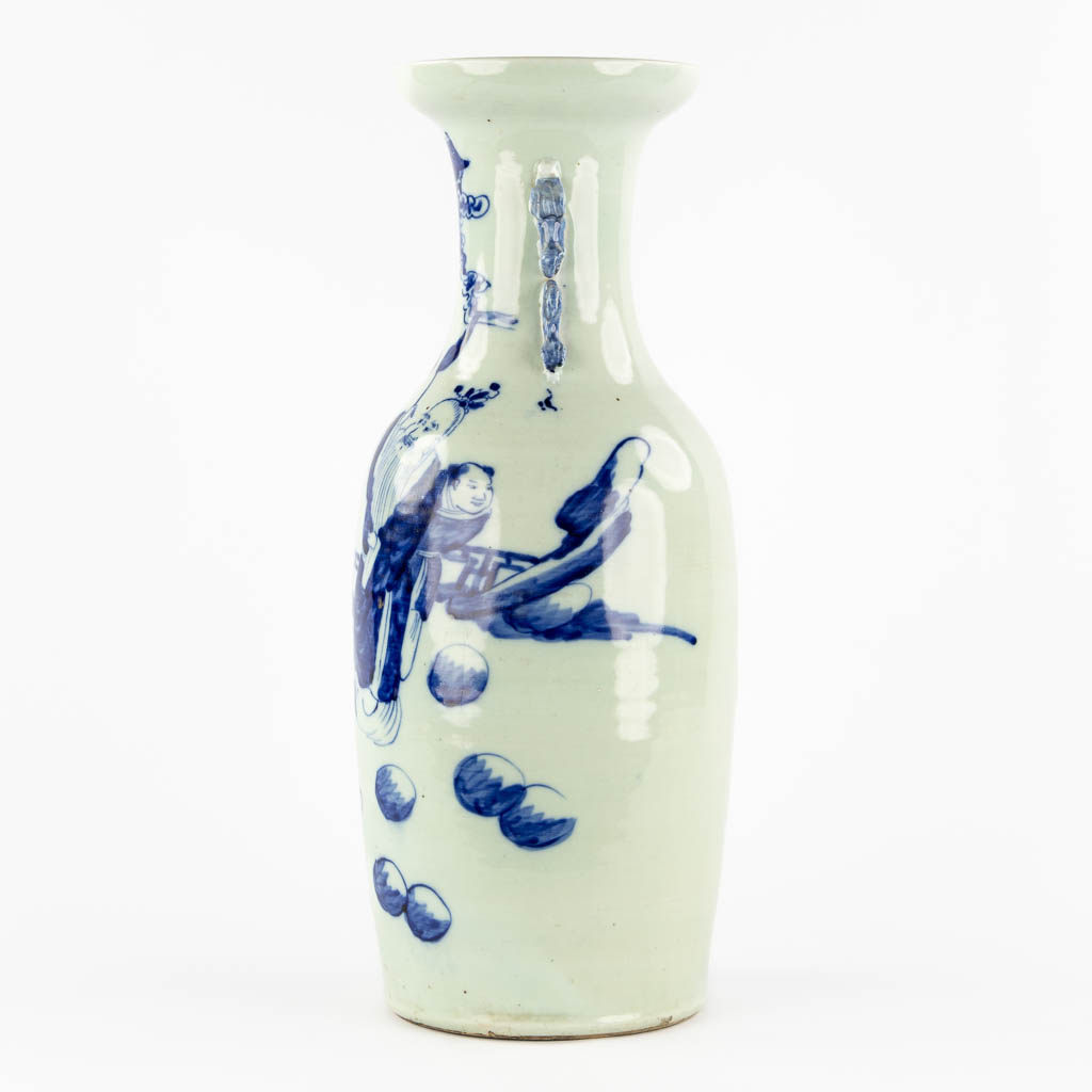 Een Chinese vaas, blauw-wit decor met wijzen en kinderen. (H:56,5 x D:21 cm)