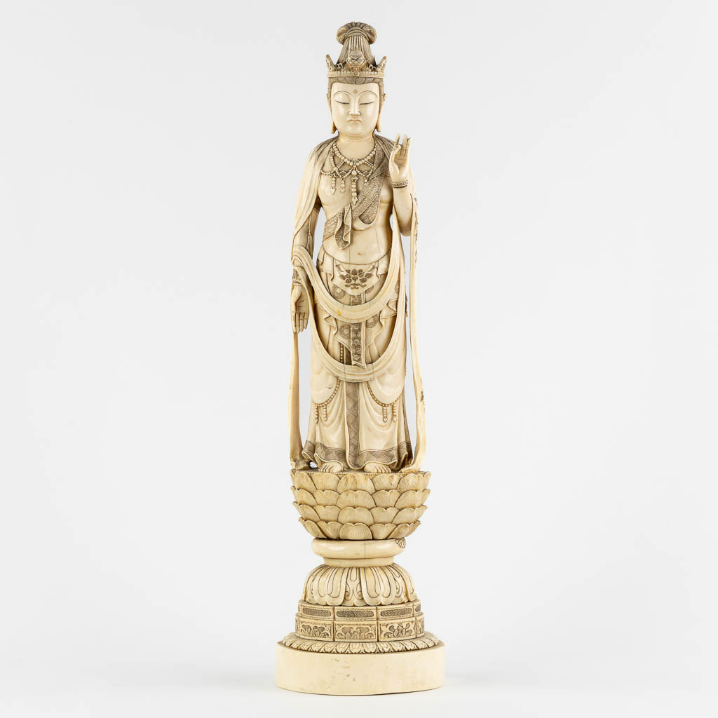 Een Japanse ivoorsculptuur van Guan-Yin, Meji periode. 4,135kg. (L:12 x W:14 x H:56 cm)