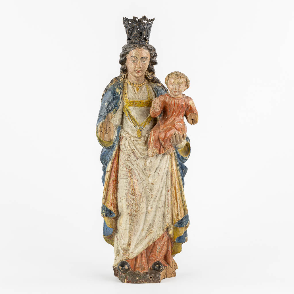 Een Mechelse 'Poupée De Malines', Madonna met kind, houtgesculpteerd. 16de eeuw. (L:8 x W:14 x H:40 cm)