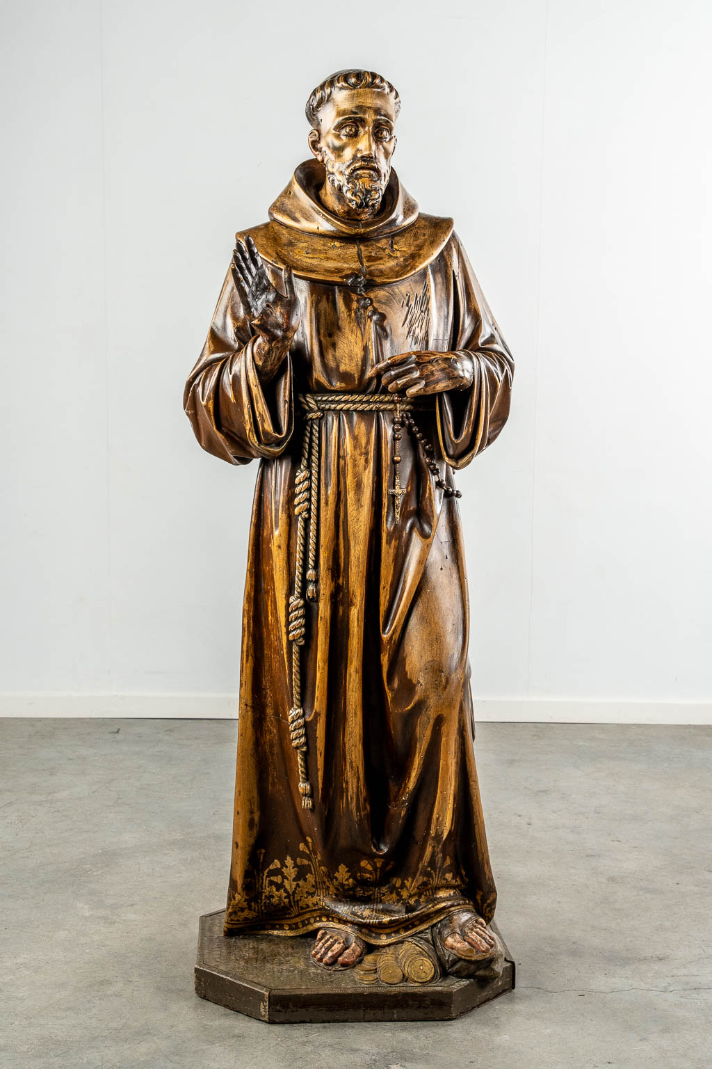 Een antieke houtsculptuur 'Franciscus van Assisi', 19de eeuw.