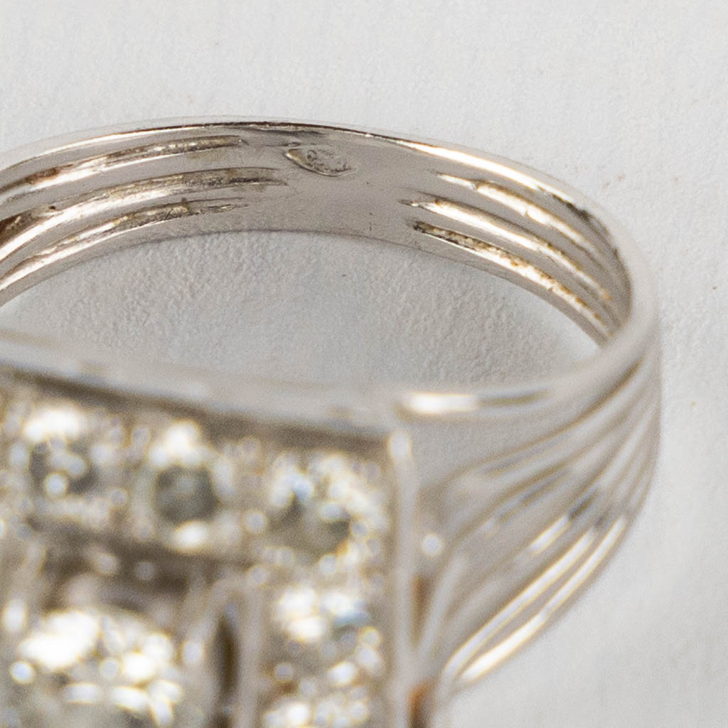 Een ring, 18kt wit goud met briljanten, 6,90g. Ringmaat 54. 