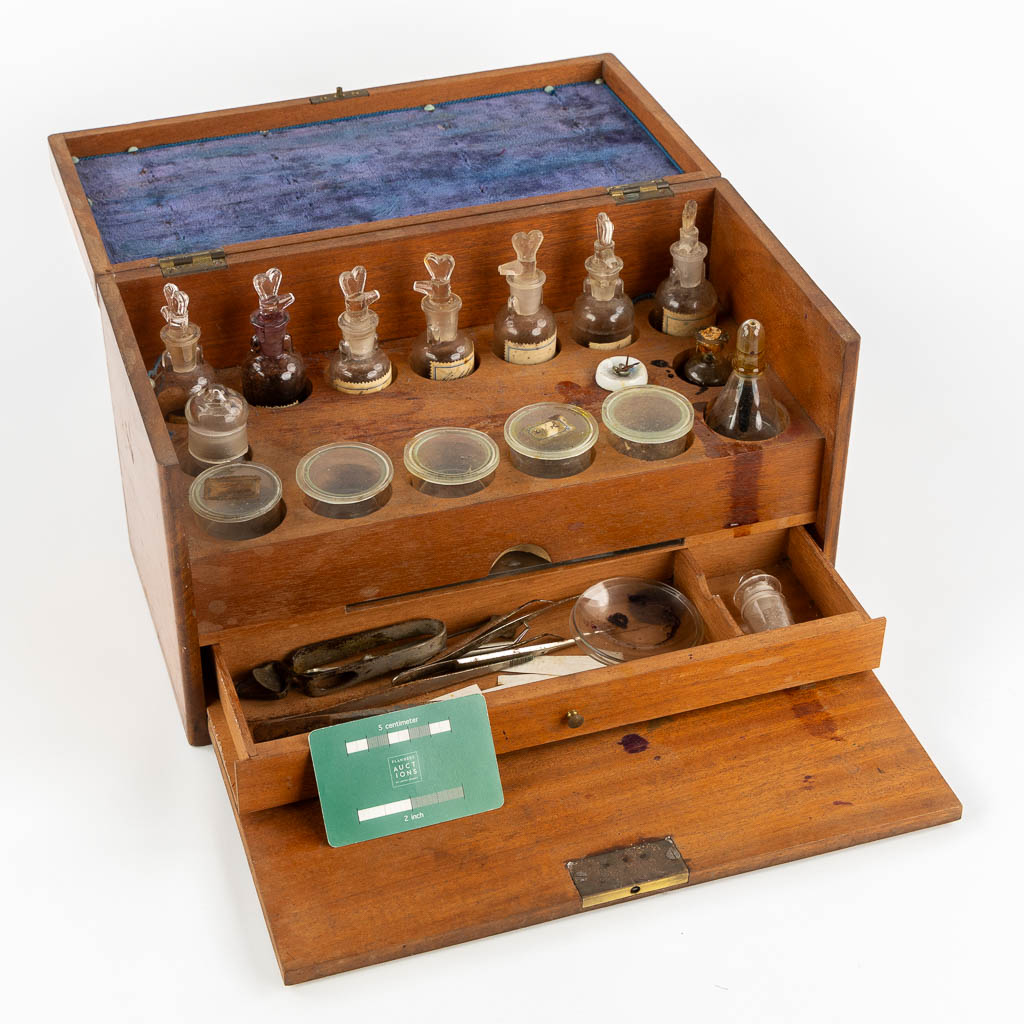 A mahogany wood box with glass bottles, probably a test kit. (L:17 x W:34,5 x H:20 cm)