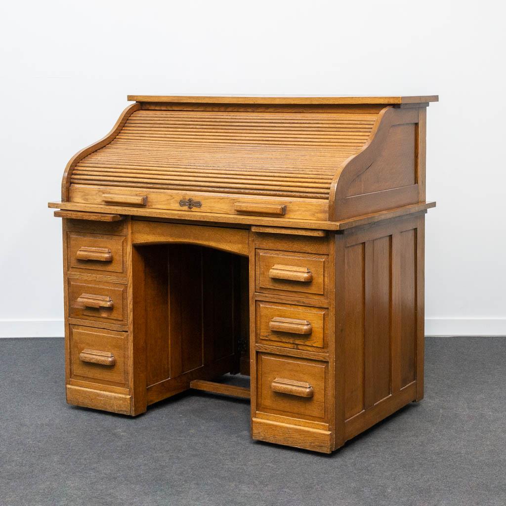 A wood American rolltop desk. (L:123 x W:75 x H:116 cm)